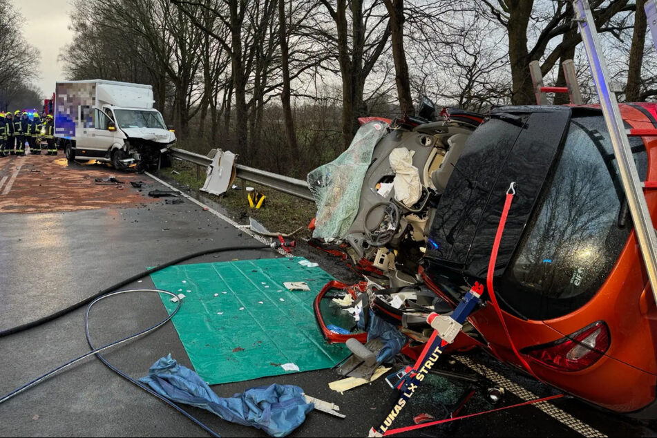 Transporter kracht in Auto: Zwei Tote bei Horror-Crash!