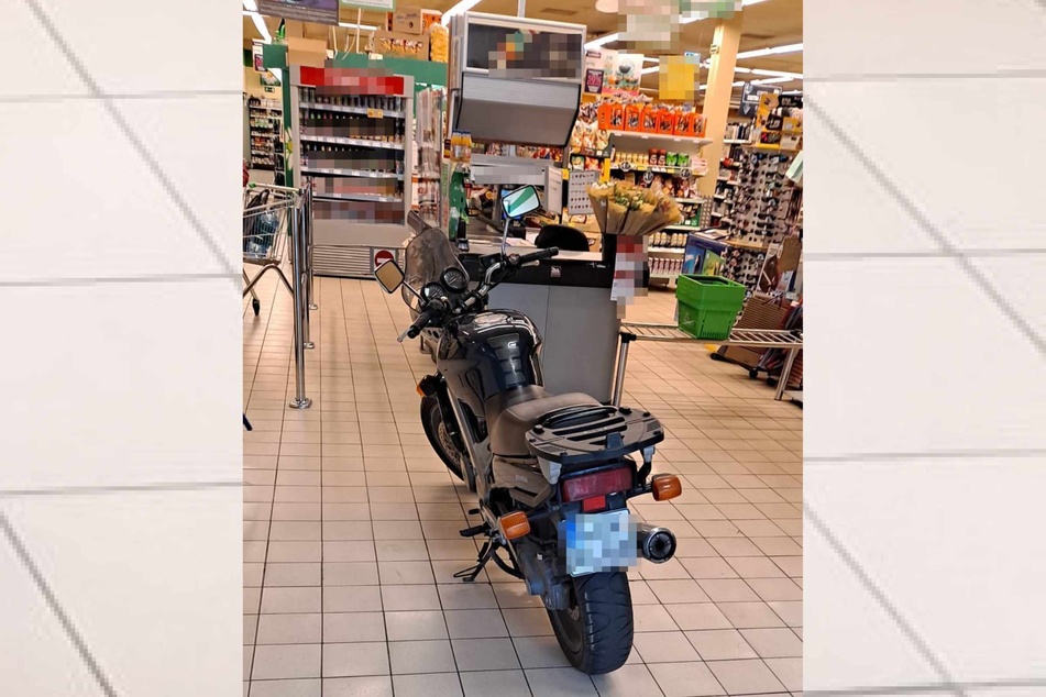 In Polen war ein 33-jähriger Mann mit seinem Motorrad in einen Supermarkt hineingefahren.