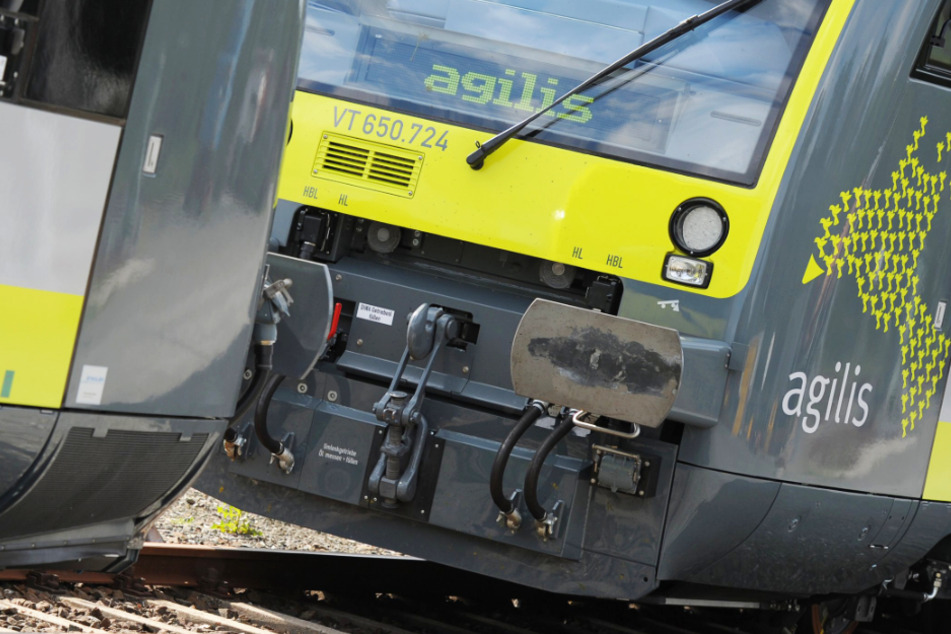 Die Regionalbahn des privaten Betreibers Agilis war in Rain im bayerischen Landkreis Donau-Ried mit einem Auto kollidiert. (Symbolbild)