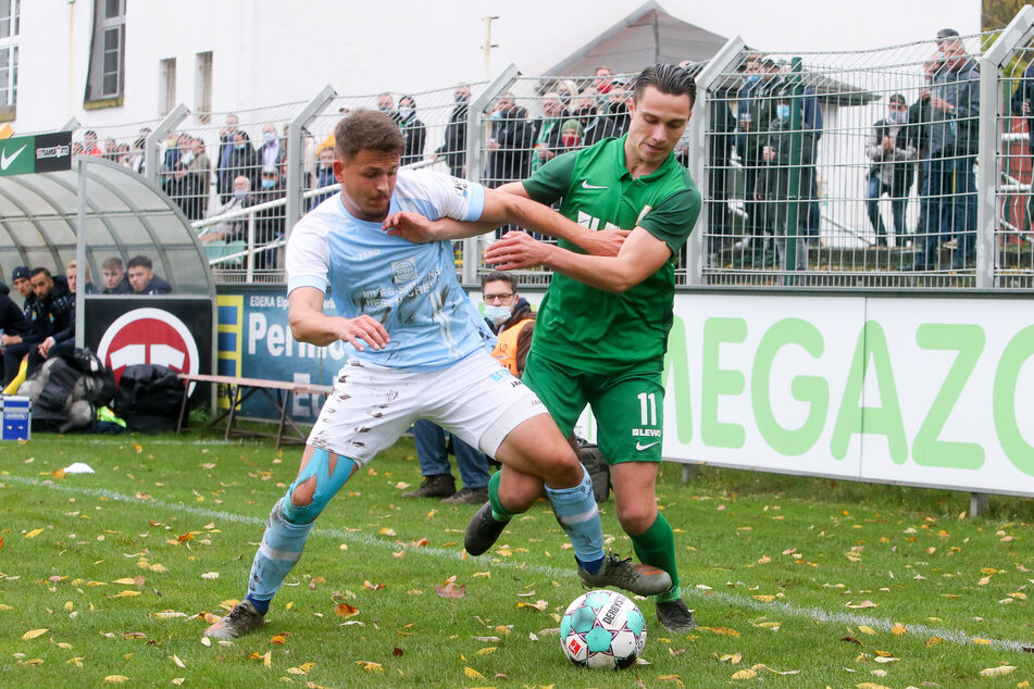 CFC-Kicker Felix Schimmel (l.) im Zweikampf mit Lucas Surek von der BSG Chemie Leipzig.