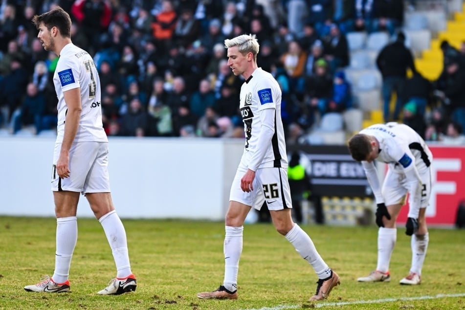 Nach dem 5:2 für Magdeburg zeigten sich die Elversberger Spieler sichtlich enttäuscht.