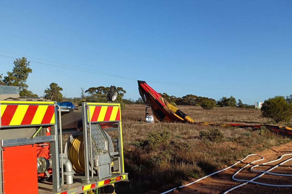 Ein Heißluftballon ist im australischen New South Wales beim Landeanflug gegen eine Stromleitung gefahren.