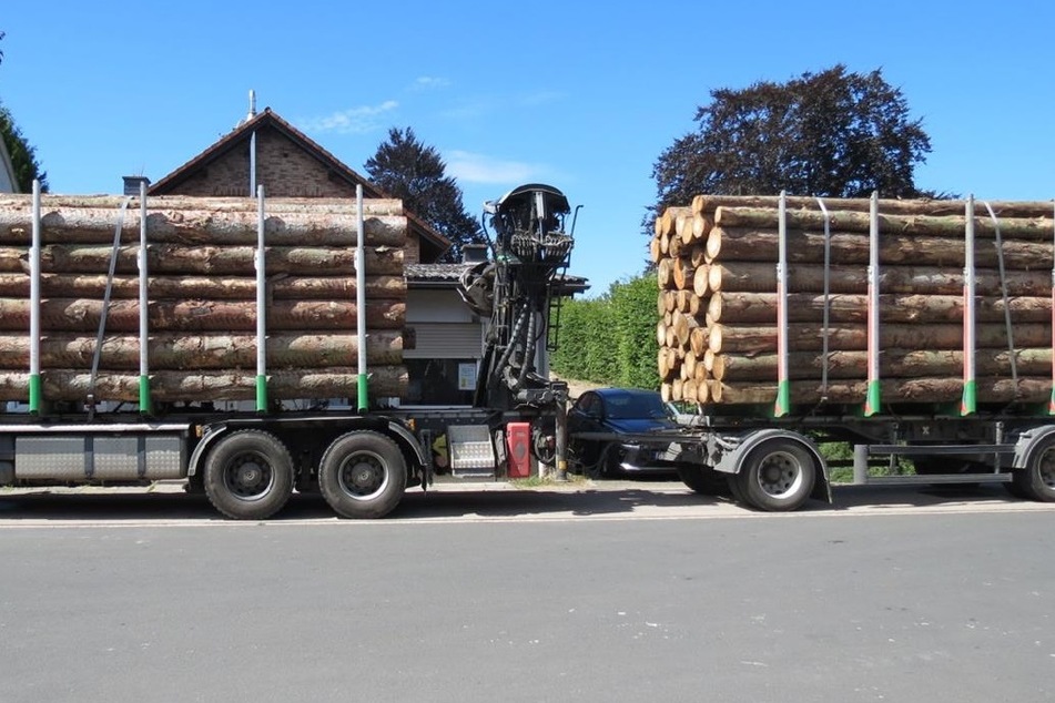Polizei entdeckt Holztransporter auf der Autobahn und muss sofort eingreifen