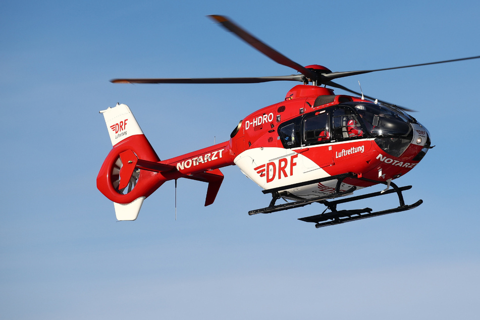 Der an den Beinen schwer verletzte 57-Jährige wurde in ein Krankenhaus geflogen. (Symbolbild)