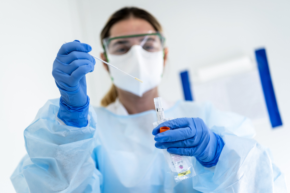 Eine Krankenschwester nimmt eine Probe auf das Coronavirus (Archivbild).