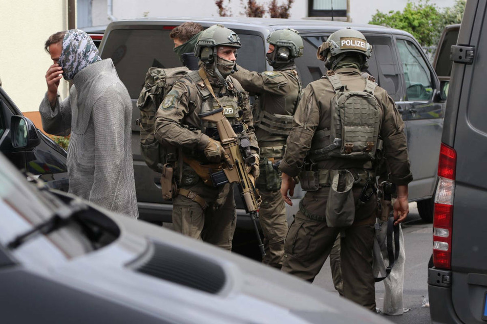 Gegen 15.10 Uhr konnte das SEK die bewaffnete Frau unversehrt festnehmen.