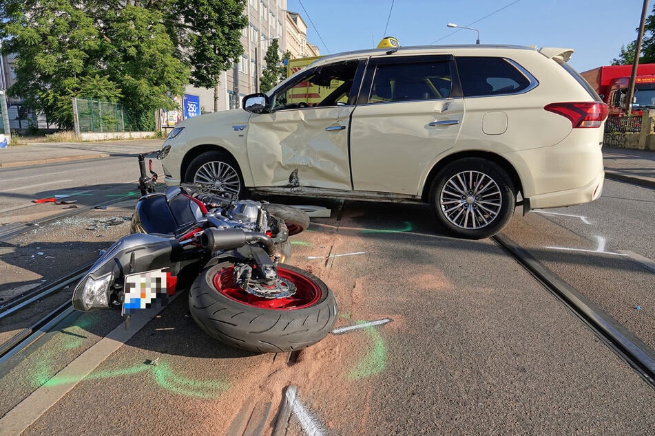 Auf der Leipziger Straße krachte am Samstag ein Motorrad in die Fahrerseite eines wendenden Taxis.