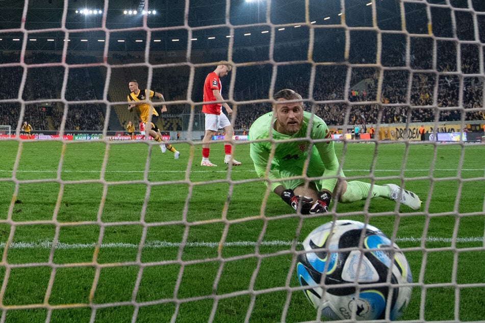 Keine Chance: Bei beiden Dynamo-Treffern konnte Halle Keeper Sven Müller (27, v.) nur hinterherschauen.