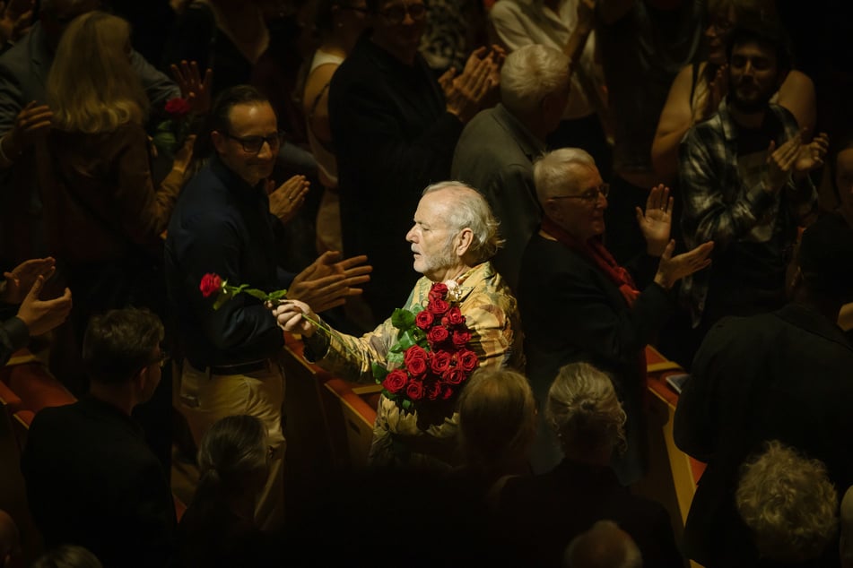 Zu Verabschiedung verteilte Bill Murray (75) rote Rosen ans frenetisch applaudierende Publikum.