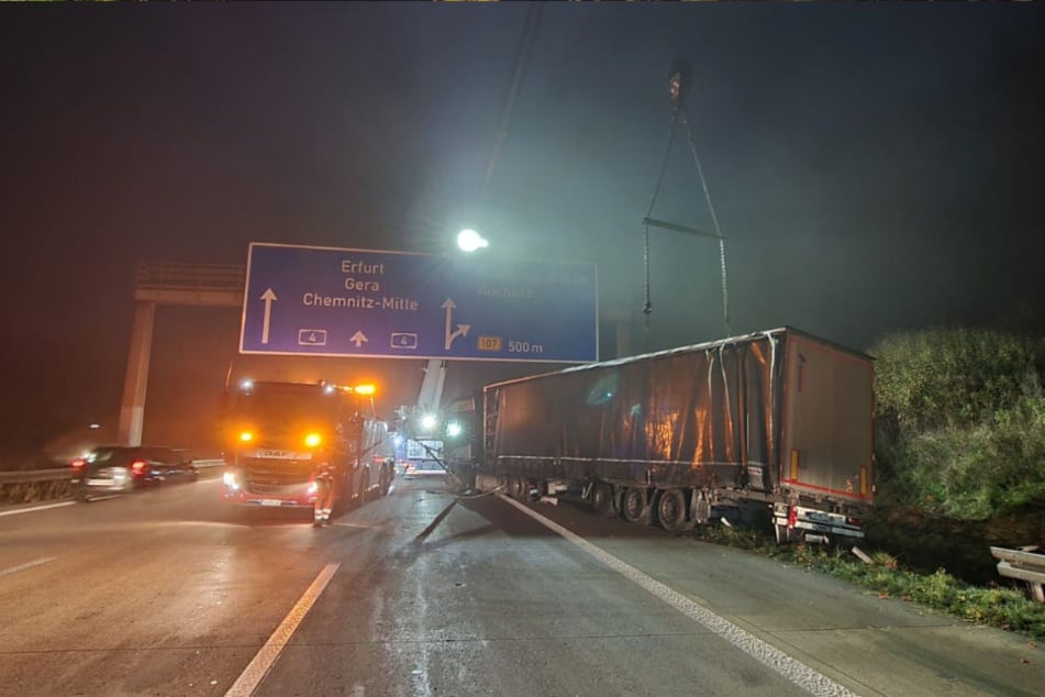 Der Lkw musste aus dem Graben gehoben werden.