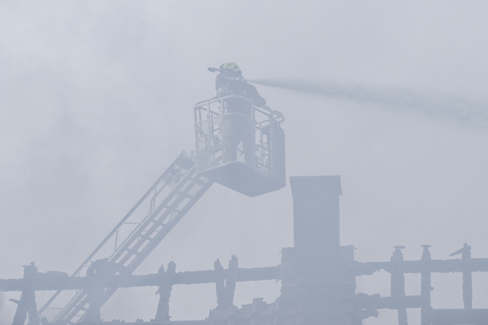 Ein Feuerwehrmann am Dienstag bei Löscharbeiten.