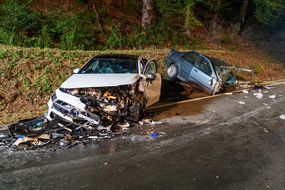 Motorhaube und die vordere Sitzreihe wurden bei dem BWM (r.) durch den Frontalcrash komplett vom Rest des Wagens abgetrennt.