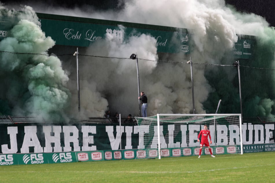 Beim Spiel des VfB Lübeck gegen die zweite Mannschaft des HSV wurde reichlich Pyro gezündet. Später gab es auch noch eine Massenschlägerei.