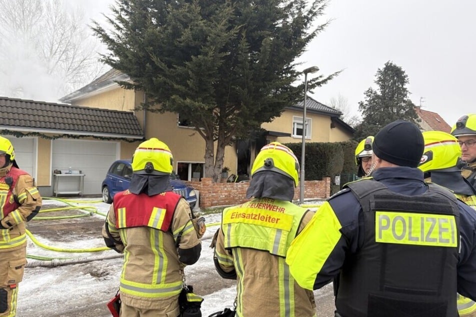 Berlin: Feuer in Einfamilienhaus – Bewohner schwer verletzt