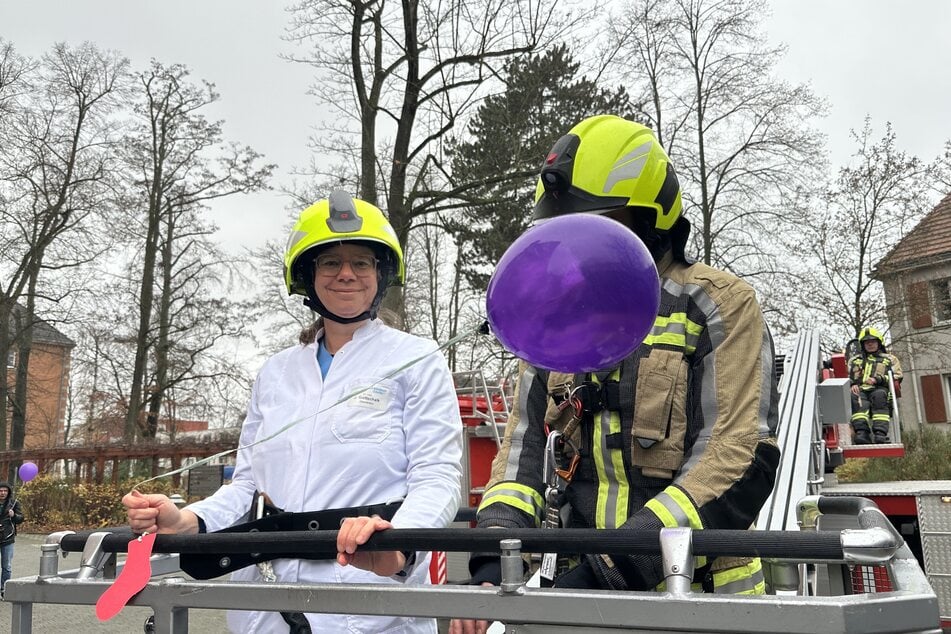 Oberärztin Dr. Julia Gottschalk fuhr 30 Meter mit der Drehleiter hinauf, um den ersten Ballon steigen zu lassen.