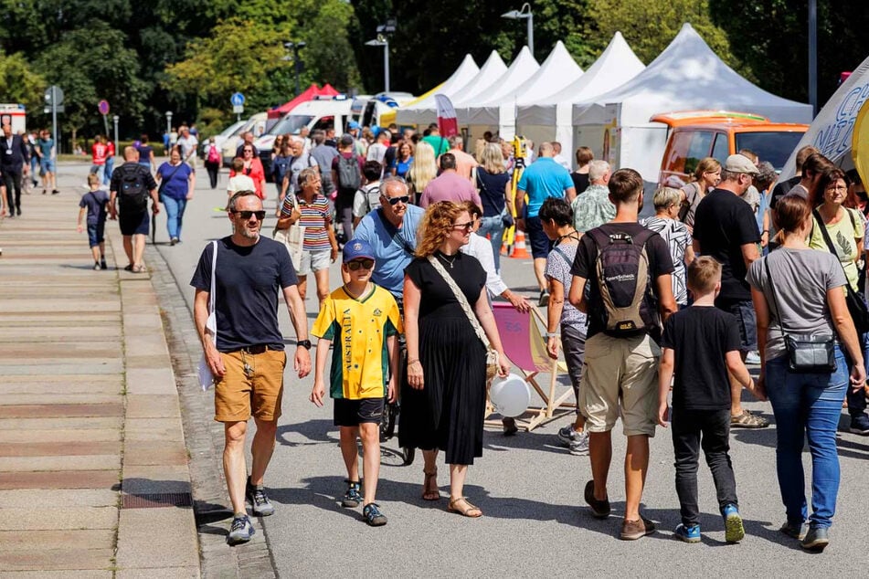 Deshalb strömen so viele Menschen auf den Dresdner Carolaplatz