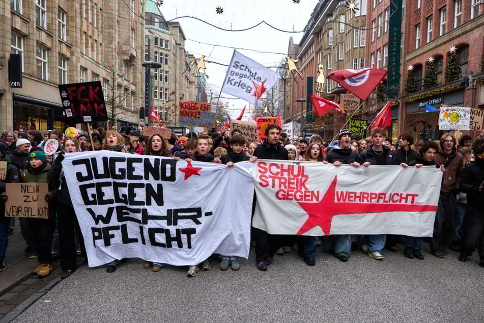 Schüler ziehen durch die Straßen: Betroffen von der neuen Wehrpflicht sind Männer und Frauen ab dem Geburtsjahrgang 2008.