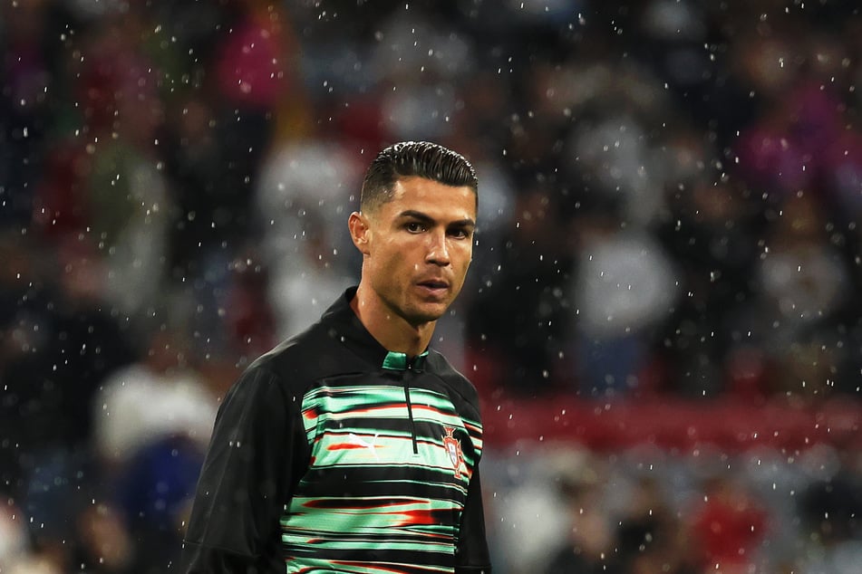 Cristiano Ronaldo musste schon den ersten Flitzer meiden.