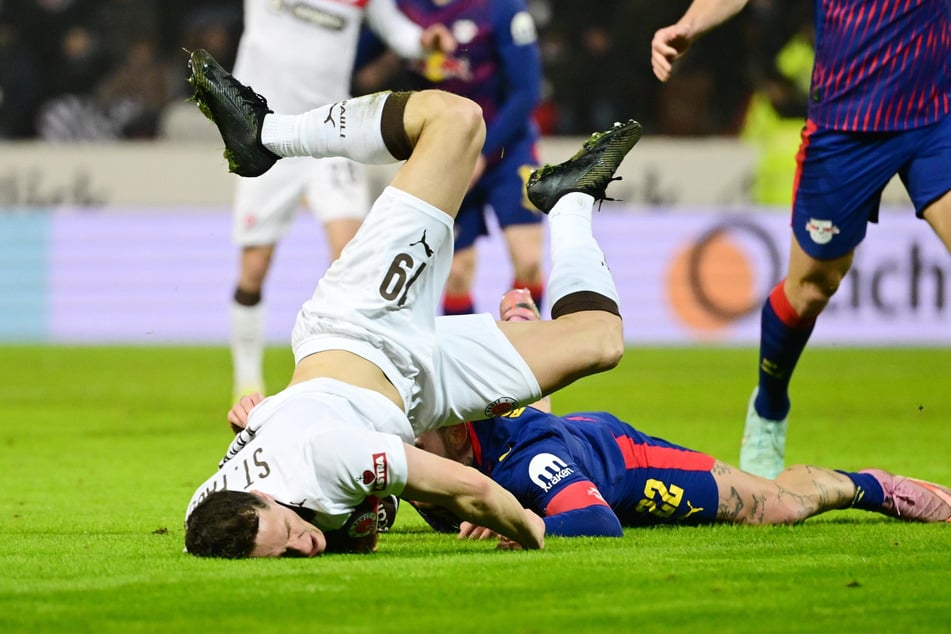 St. Paulis Angreifer Martijn Kaars (26, l.) wurde in der Nachspielzeit rüde von David Raum (27) zu Fall gebracht.