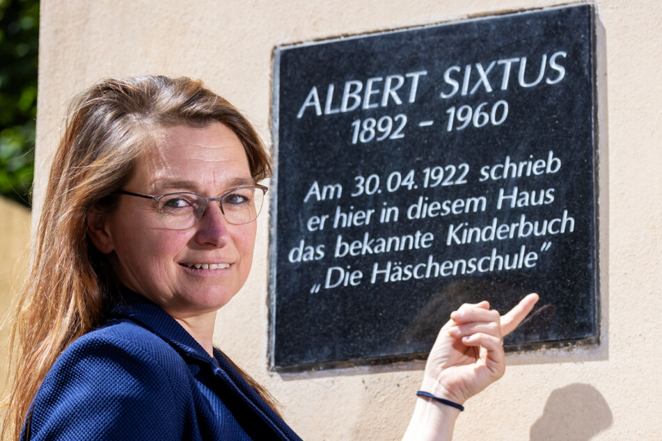 Anja Roocke (47) an der Gedenktafel des ehemaligen Wohnhauses von Albert Sixtus in Kirchberg.