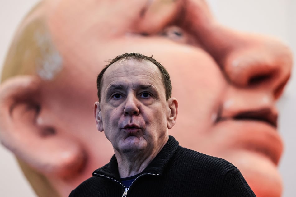 Der Düsseldorfer Bildhauer Jacques Tilly (62) sorgt mit bissigen Motiven gegen Russlands Präsident Wladimir Putin auf seinen Karnevalswagen für Schlagzeilen.