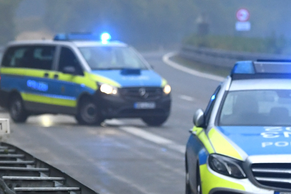 Eine junge Frau hat mitten auf der Autobahn 7 ein Sofa verloren. Ein Autofahrer konnte nicht mehr ausweichen. (Symbolbild)