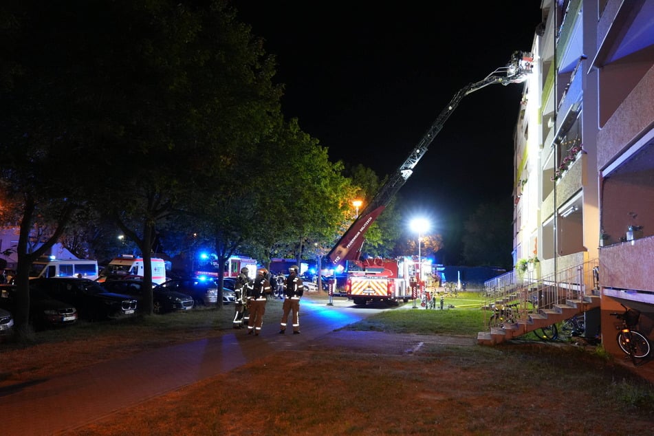 Mehrere Mieter mussten evakuiert werden. Dabei kam eine Drehleiter zum Einsatz.