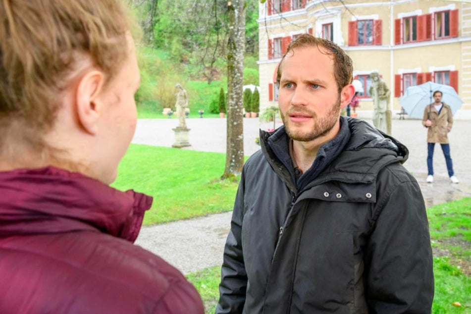 Maja (Christina Arends) wird von Florian (Arne Löber) zur Rede gestellt. Hannes (Pablo Konrad) beobachtet die Beiden aus der Ferne.