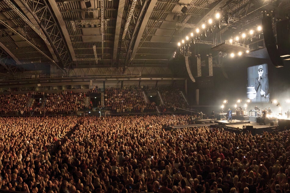 Fans waren zu Tausenden in die Quarterback Immobilien Arena gekommen und sangen bei mehreren Songs mit.