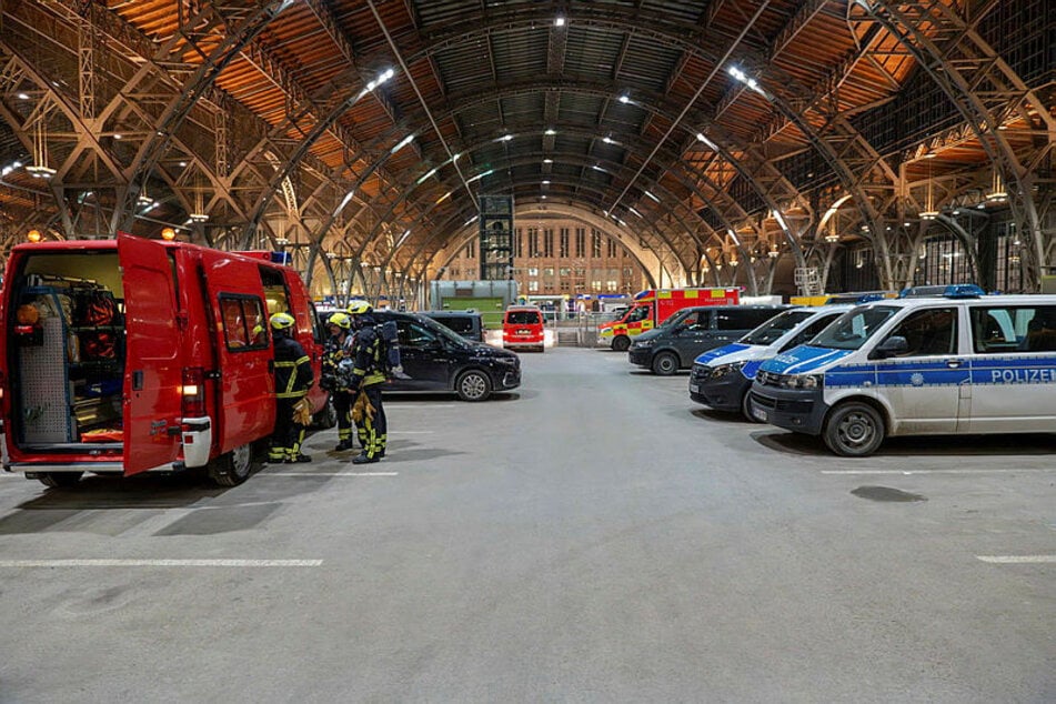 Feuerwehr und Polizei im Hauptbahnhof - in einer herrenlosen Tasche am Querbahnsteig war weißes Pulver gefunden worden.