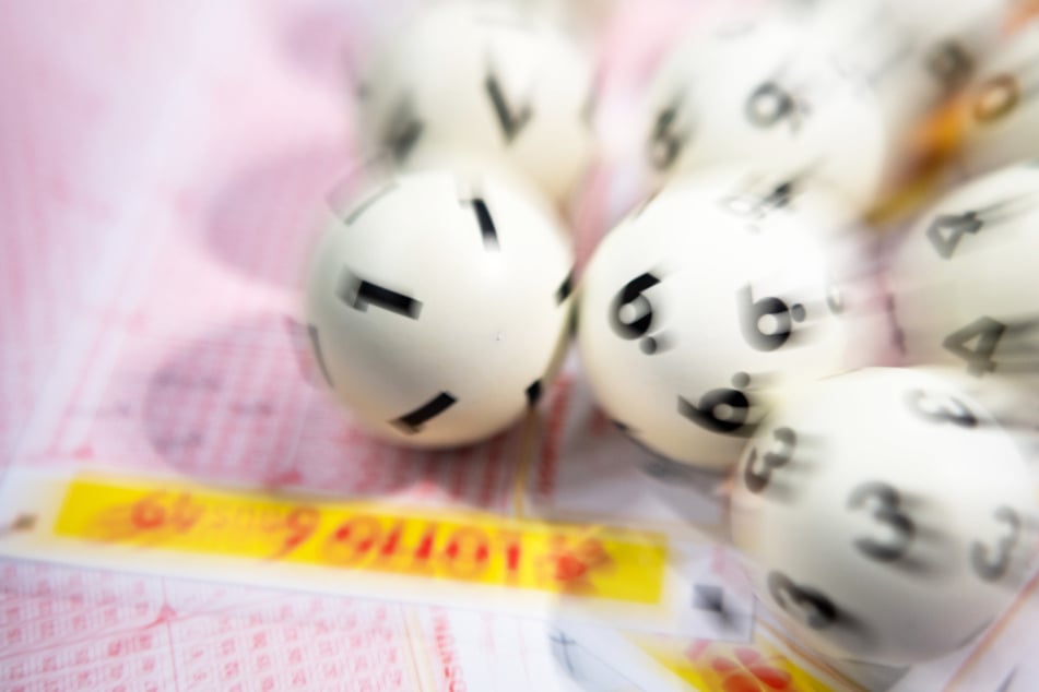 Ein Paar aus Hessen hat mit sechs Richtigen bei der Lotto-Samstagsziehung rund 2,2 Millionen Euro gewonnen. (Symbolbild)
