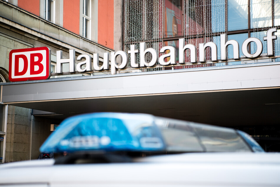 Nach einem Trickdiebstahl am Münchner Hauptbahnhof bittet die Bundespolizei um Zeugenhinweise.