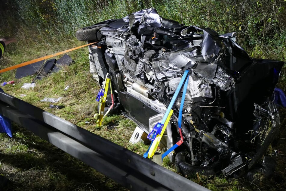 Unfall A3: Schwerer Unfall auf A3: Skoda verliert Motor, Frau in Wrack eingeschlossen