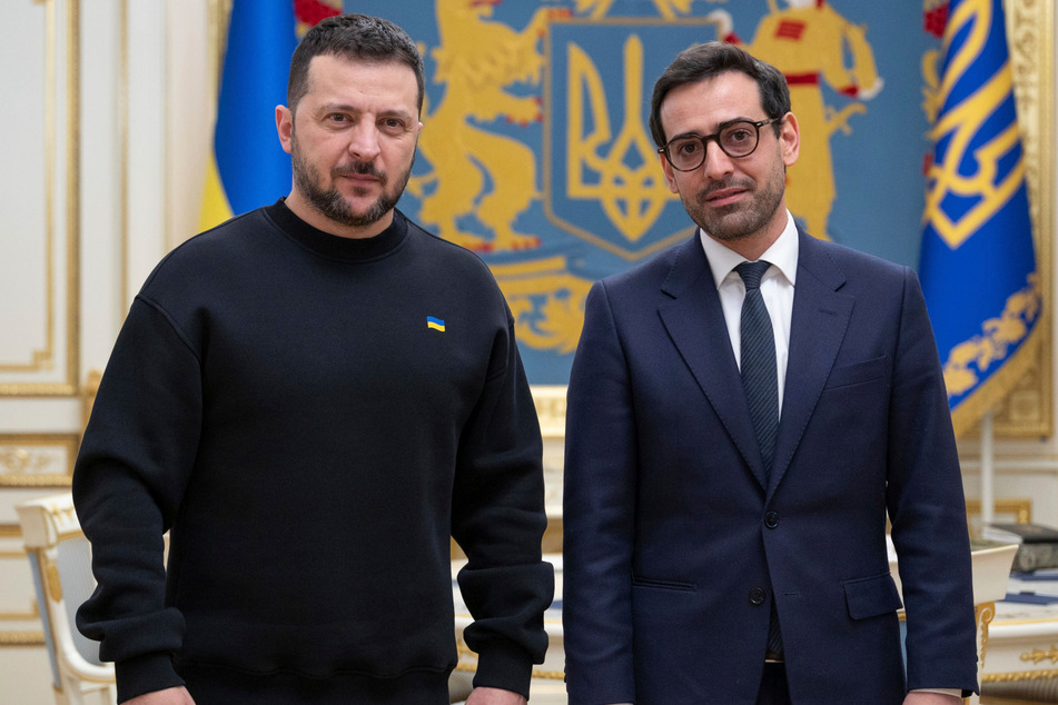 Der neue französische Außenminister Stéphane Séjourné (38, r.) ist bei seinem Antrittsbesuch in Kiew auch mit dem ukrainischen Präsidenten Wolodymyr Selenskyj (45) zusammengetroffen.