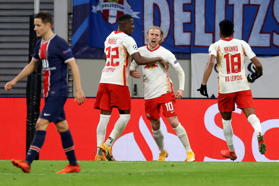 Emil Forsberg (2.v.r.) traf vom Punkt nach Handspiel von Presnel Kimpembe zum 2:1 für RB.