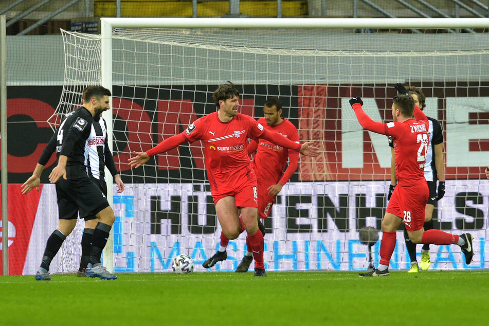 Ronny König (37, M.) dreht nach seinem 1:1 in Verl am 19. Januar jubelnd ab. Am Freitag soll es nicht nur ein Punkt werden.
