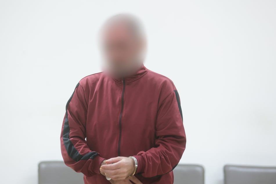 Etwas mehr als sechs Monate nach seiner Tat zeigt der Angeklagte Reue.