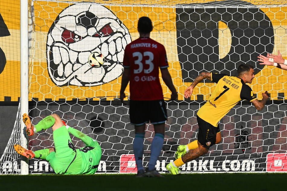 Thomas Stamm bewies mit seinen Einwechslungen ein gutes Händchen: In der 92. Minute bescherte Oliver Batista Meier (23, r.) der SGD den Siegtreffer.