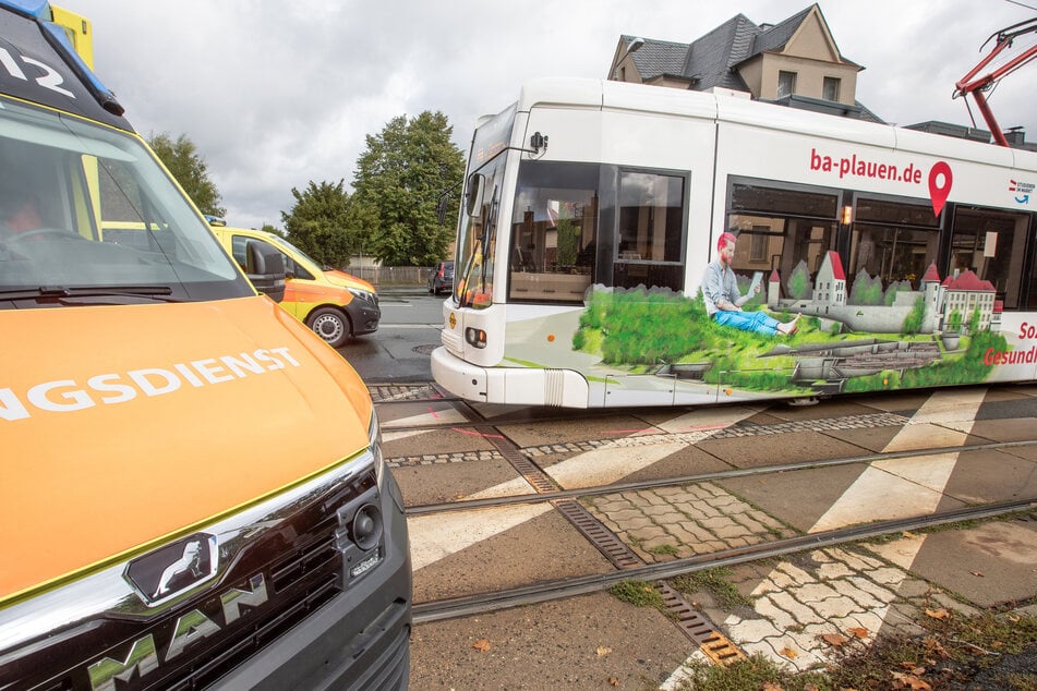 Am Montagvormittag wurde ein Mann (62) in Plauen von einer Straßenbahn erfasst.