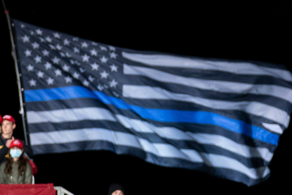 In den USA sieht man oft die "Thin Blue Line"-Flagge als Symbol der "Blue Lives Matter"-Bewegung.