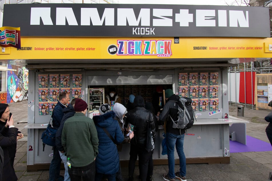 Zahlreiche Fans stehen am temporären Kiosk der Musikgruppe Rammstein unweit des Alexanderplatzes. Dort konnten sie ein Klatsch-Magazin zum Song "Zick Zack" kaufen.