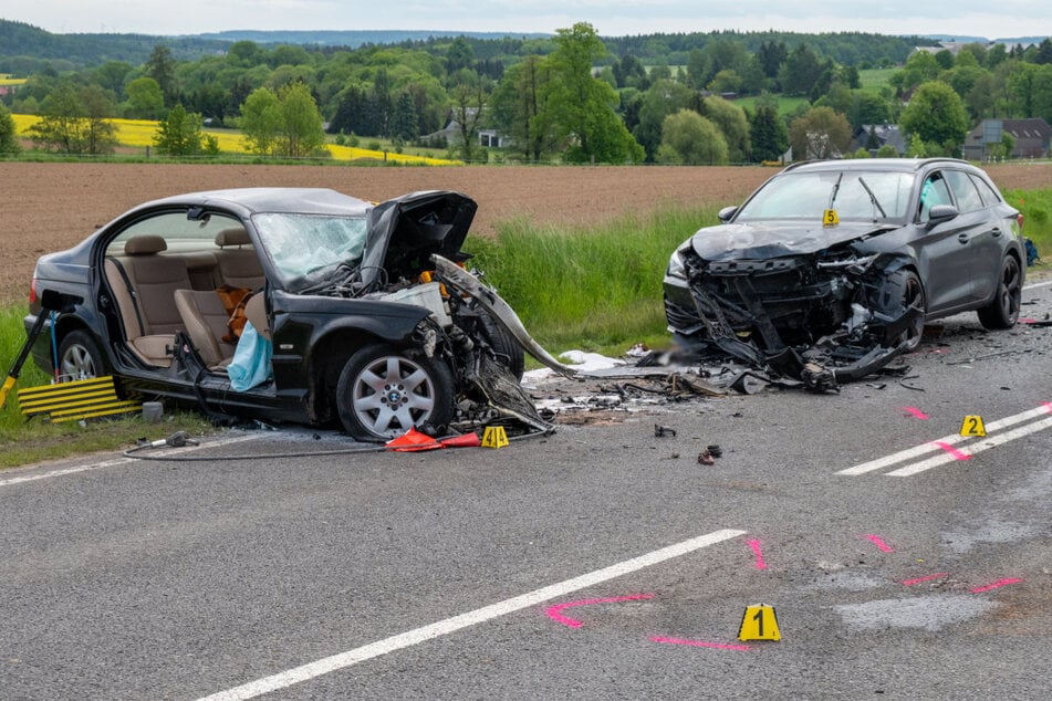 Der 63-jährige BMW-Fahrer verstarb noch am Unfallort.