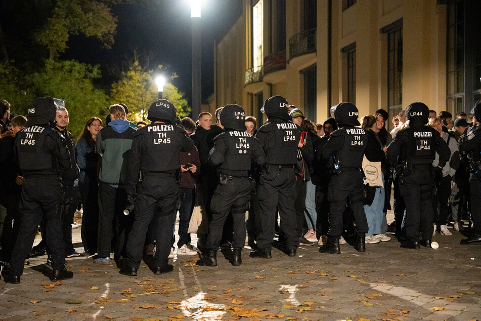 Party in Weimar eskaliert: Feierwütige Jugendliche gehen auf Polizisten los