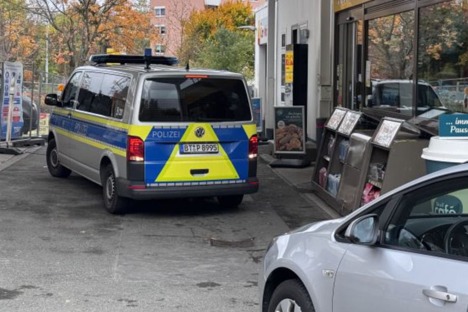 Die Polizei sucht neben dem Täter nach Zeugen, die Angaben zum Vorfall und zum Gesuchten machen können.