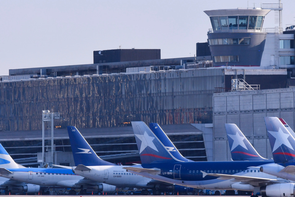 Am Freitag waren dem Zeitungsbericht zufolge 83 Frauen aus Russland am Flughafen von Buenos Aires gelandet, 16 der Passagierinnen waren schwanger.