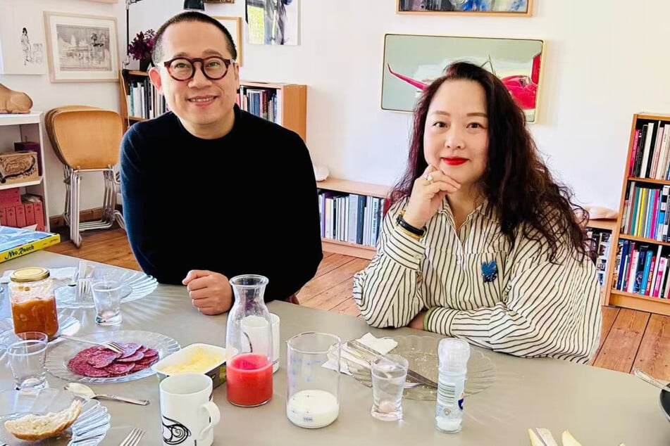 Der Künstler mit Ehefrau Yini Tao (beide 48).