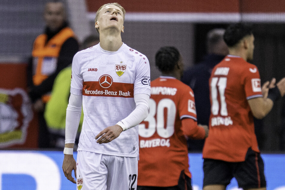 Die Enttäuschung über die Niederlage steht dem Stuttgarter Offensivmann Chris Führich (links) ins Gesicht geschrieben.