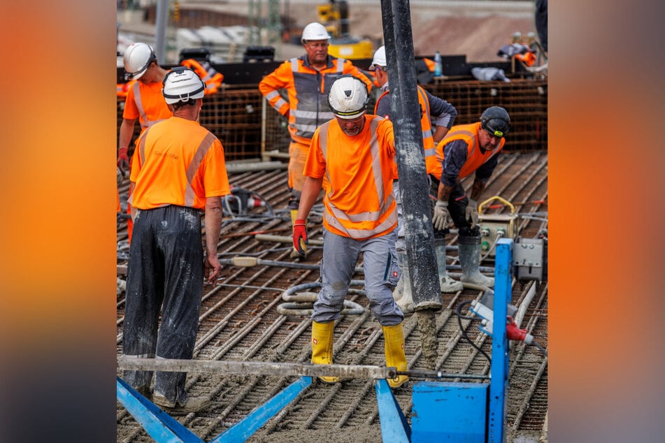 Aus den Rüsseln der Beton-Pumpen liefen Tausende Tonnen des wichtigen Baustoffs.