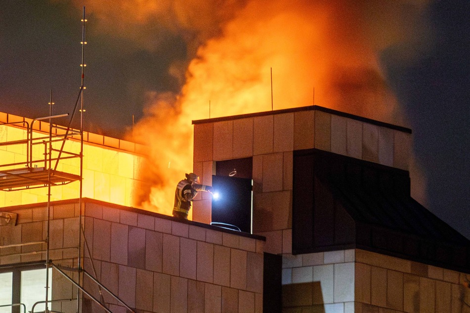 Das Dach des Bürogebäudes stand in Flammen.