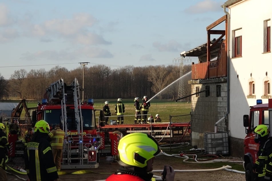 Zwar konnte die Feuerwehr ein Ausbreiten der Flammen auf umliegende Gebäude verhindern. Die Scheune brannte jedoch vollständig aus.